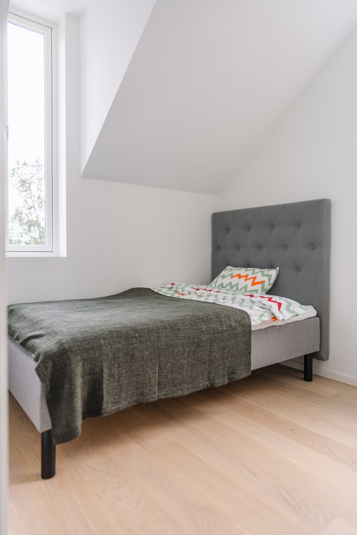 Schlafzimmer mit einem Einzelbett.