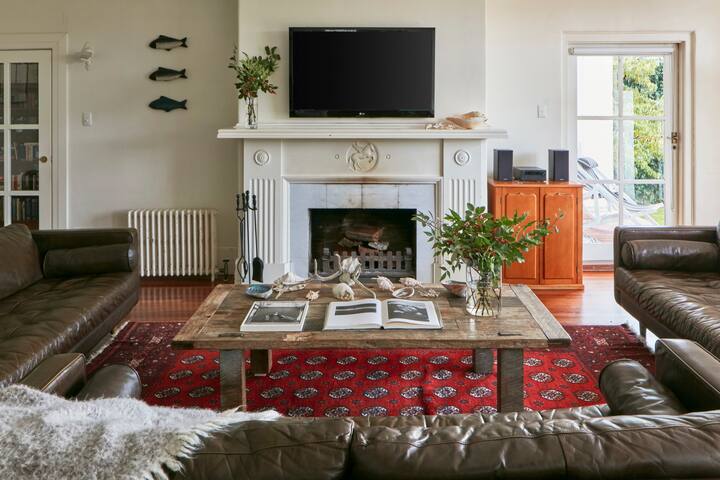 Palmers Hill -a rambling gem by the beach gallery image 3