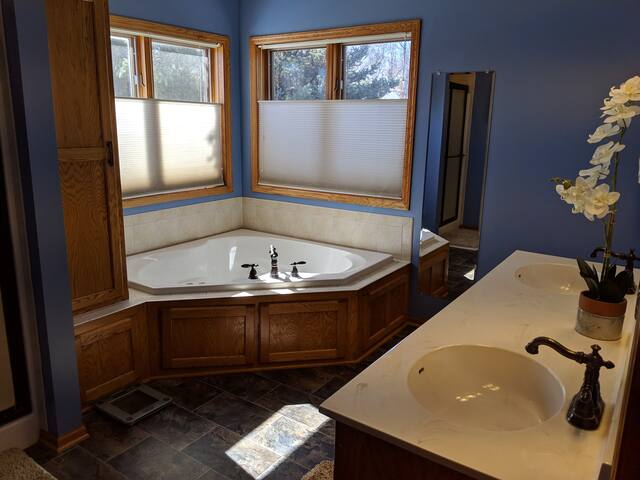 Amazing 4-BR House Near TPC – Firepit and hot tub gallery image 5