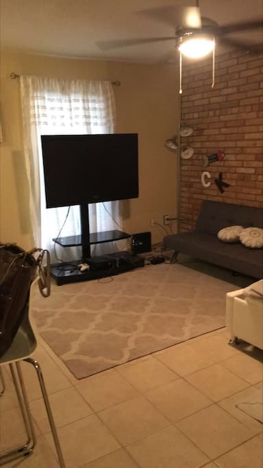 no cable but there is wifi for netflix!