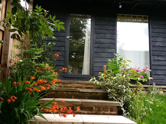 Studio in private garden, parking. Quiet location.