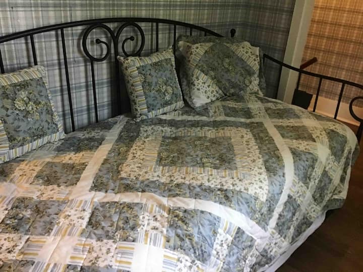 Dvokrevetna soba s pomoćnim krevetom nalazi se u istoj sobi s bračnim krevetom