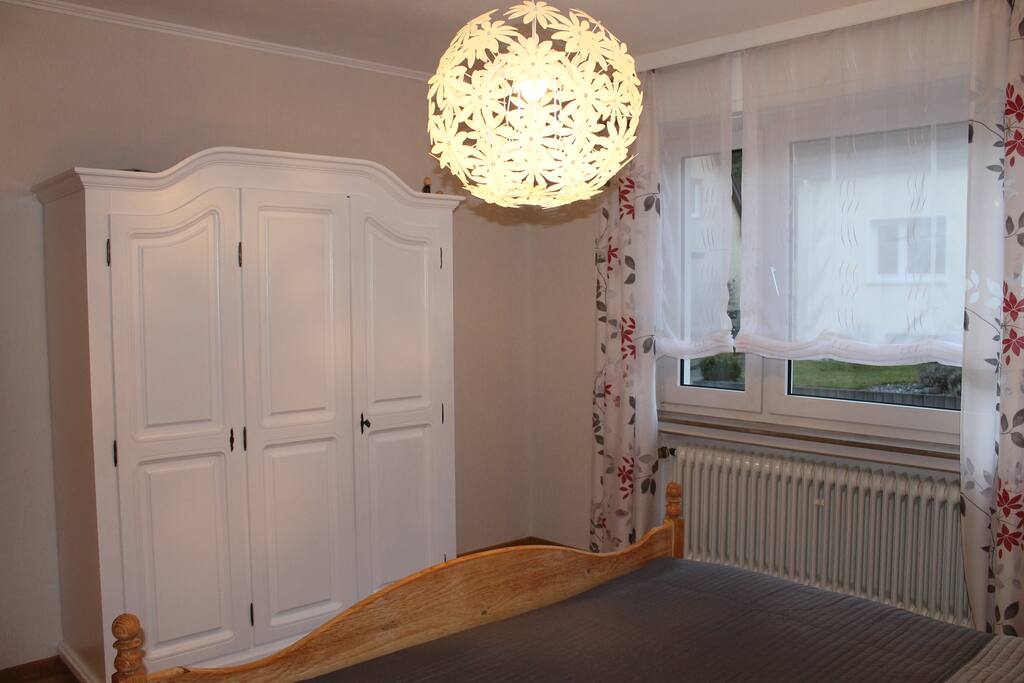 Schlafzimmer 1