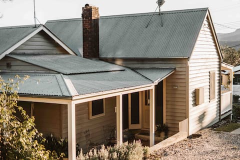 Top Airbnb: Tailor's Cottage | Kangaroo Valley in Kangaroo Valley