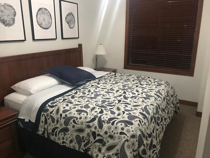 Master bedroom king size ბალიშის ზედა საწოლი.
