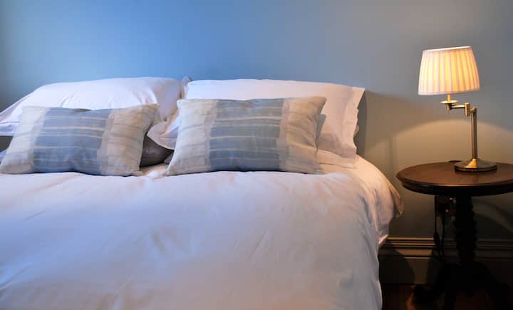 Dies ist Schlafzimmer 4 als Kingsize-Doppelbett eingerichtet, es kann auch mit zwei Einzelbetten ausgestattet werden. 