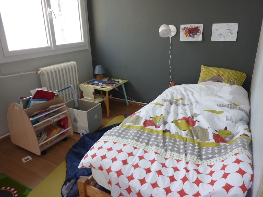 La chambre d'enfant : un lit une personne et on peut aussi installer le petit matelas et le duvet si besoin par terre