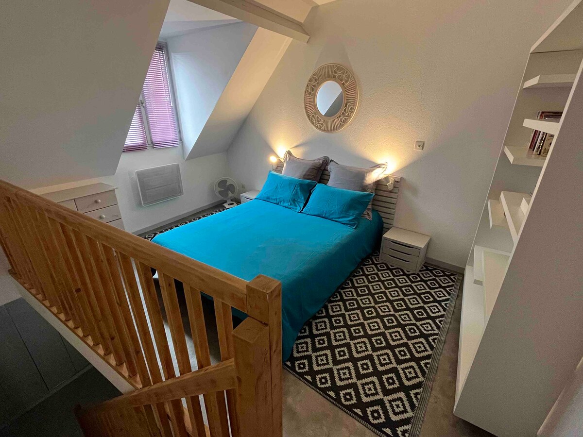 เตียงขนาดมาตรฐานสำหรับ 2 คนหรือ 190/140 มีผ้าปูที่นอนให้ 