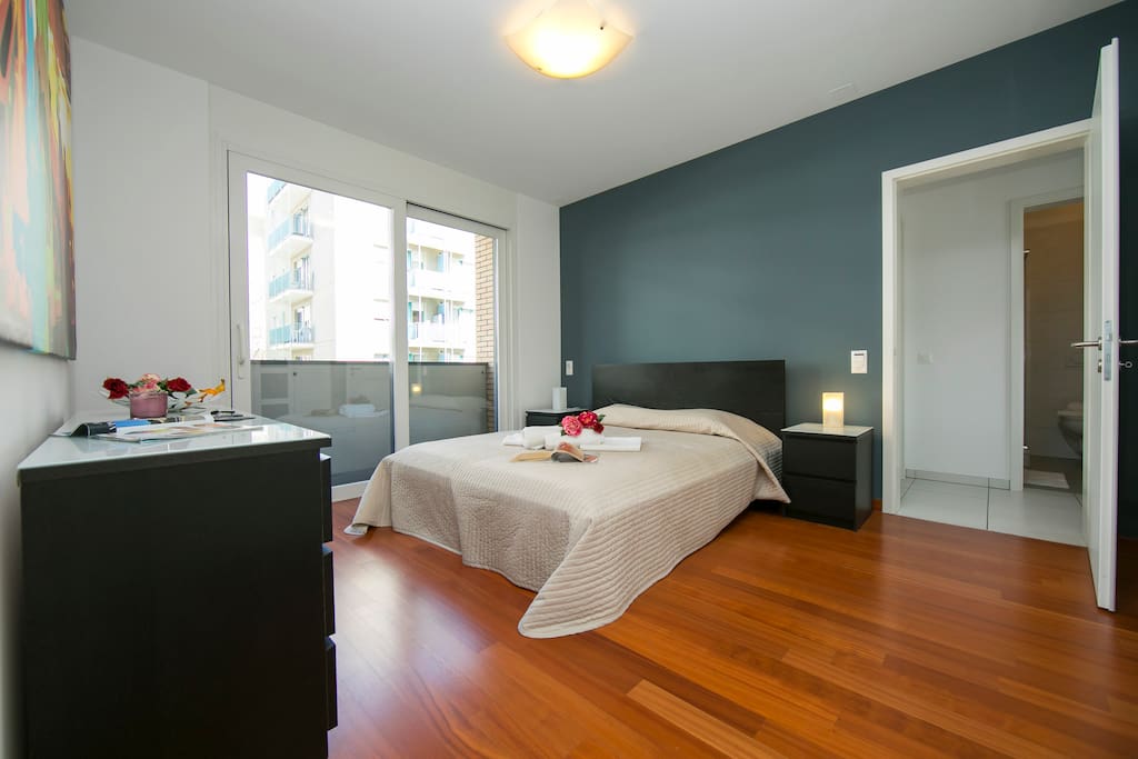 Master bedroom with a double bed and access to the balcony
