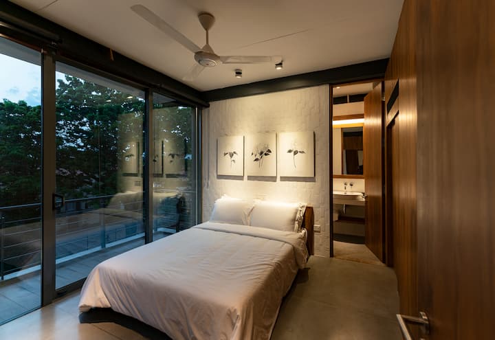 Unit C bedroom 2 - queen bed, tv, NW facing balcony
