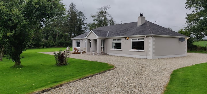 Spacious 4 bedroom bungalow with beautiful spacious garden. Central to Strabane, Derry and…