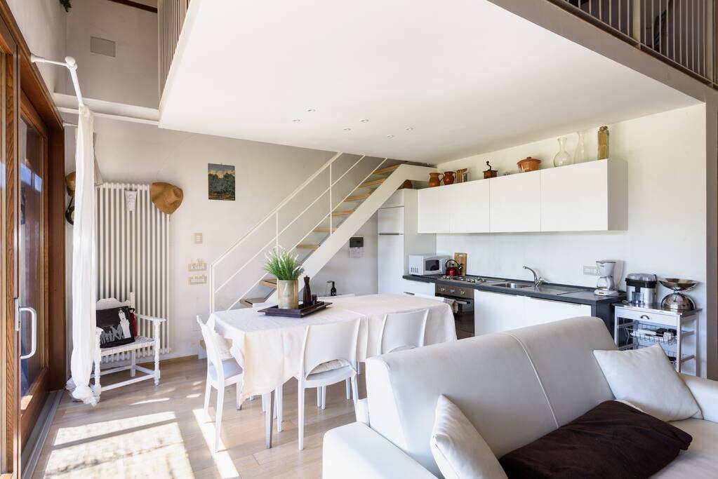 È' un loft molto accogliente e un misto fra moderno e antico