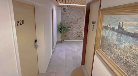 Popular Airbnb listing: Studio Room - Heart of City in Hochschulen