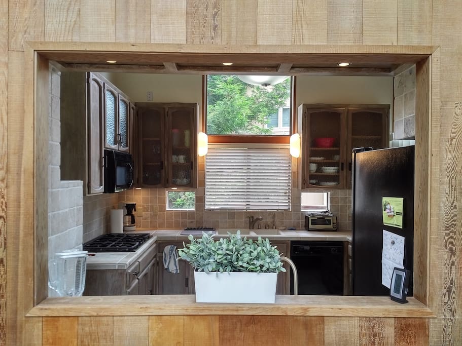 Entry (looks into kitchen)