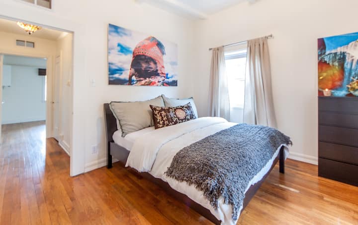 Bungalow soleado y elegante de mediados del siglo y gran patio trasero