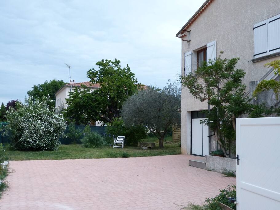 Le jardin et sa cour
