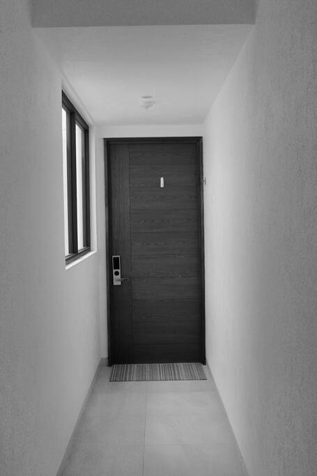 Sistema de puerta electrónica como acceso principal al departamento. // Main door with electronic doorknob.