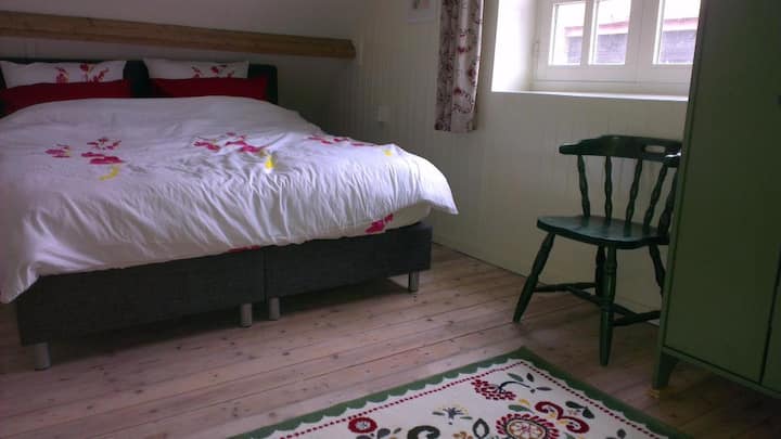 ฐานรองที่นอนขนาดใหญ่บนห้องใต้หลังคาฟาง  