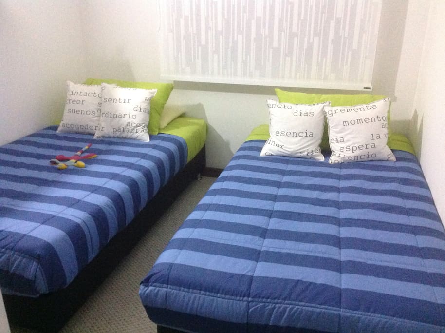 Habitación con dos camas sencillas