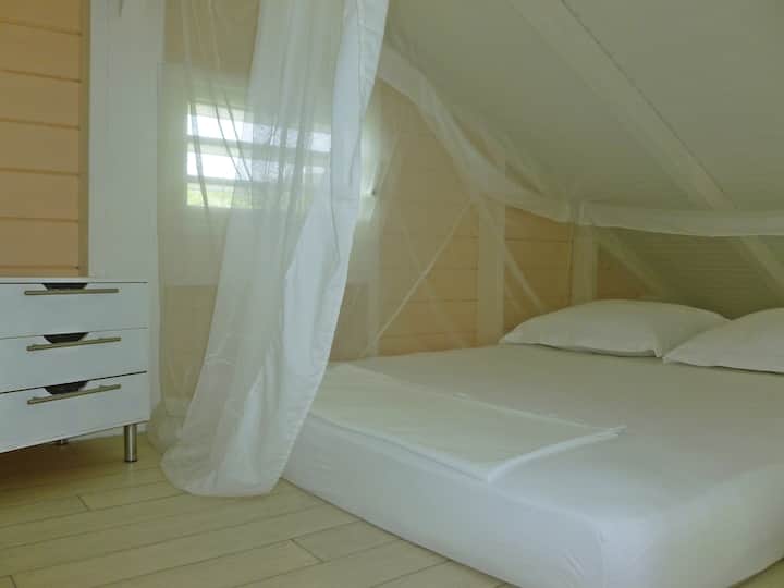 Para los niños, en altillo con aire acondicionado abierto a la sala de estar, cama de 140 x 190.