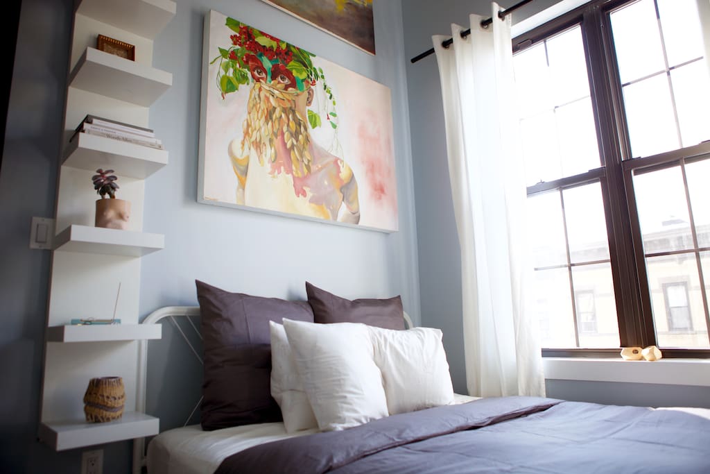 Queen size bed, incredibly comfy. Lots of shelving in this room. 17ft ceilings in here. Such amazing light.