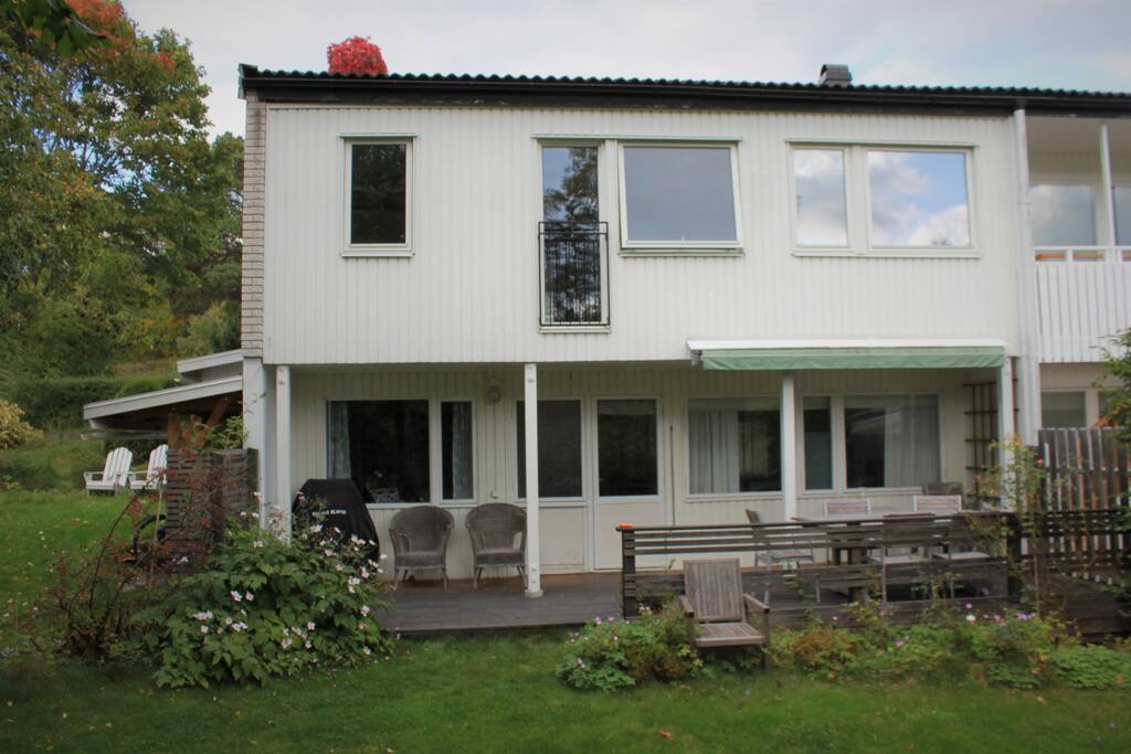 Facade facing south with terrass facing the garden