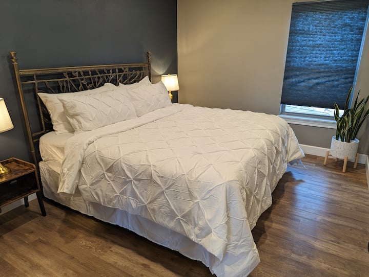 سرير كينج في الغرفة الزرقاء