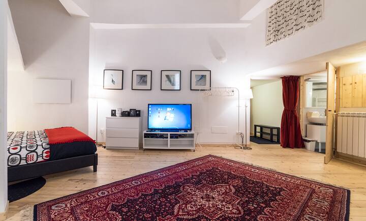 Loft with private bathroom near metro station