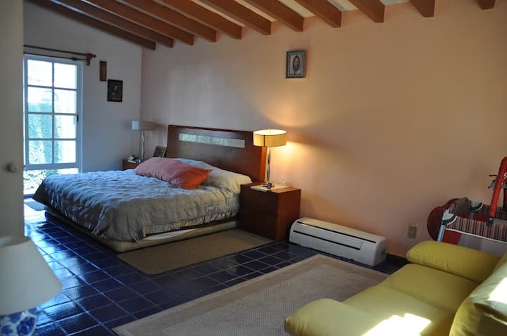 Quarto principal com banheiro privativo e sala de estar. Berço
