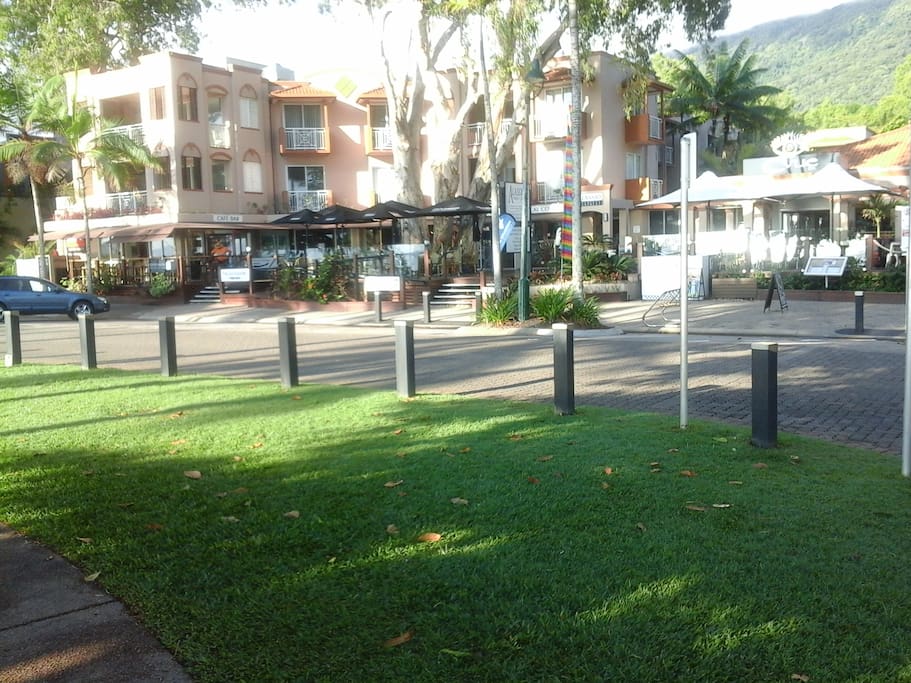 Palm cove restaurants & shops