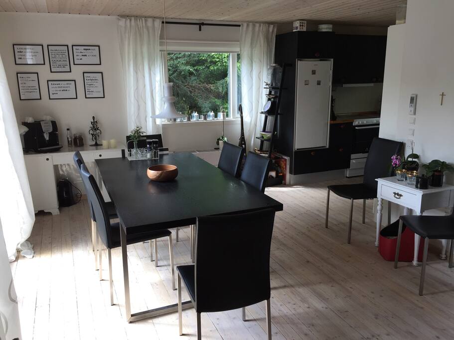 Spisebord til 8 personer