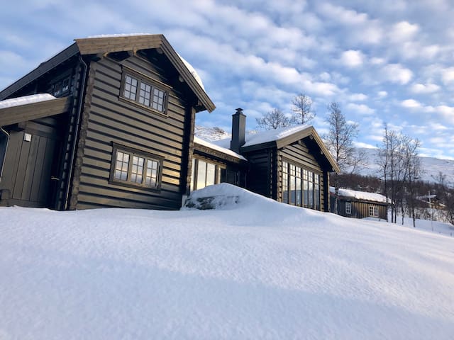 Tømmerhytte med utsikt ved Skarvatnet i Oppdal