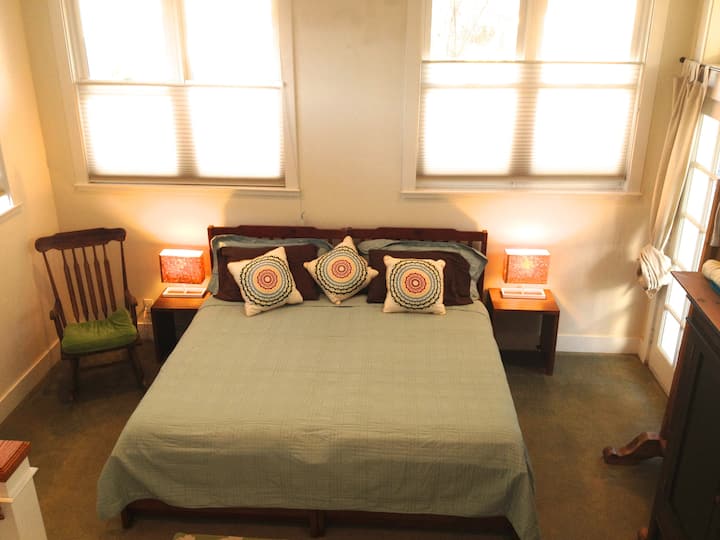 אזור שינה גדול.  קינג (תאומים ביחד) או עם שתי מיטות נפרדות גם כן