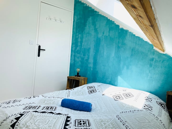 Mala soba za fotografe - s bračnim krevetom od 140 cm