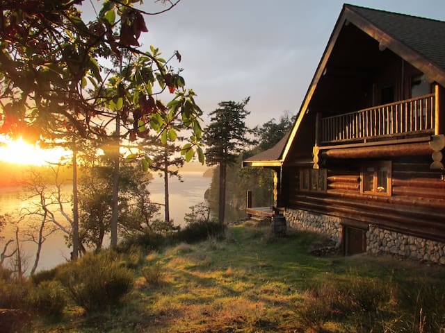 InTheBluff – Galiano Island’s Oceanside Log House gallery image 2