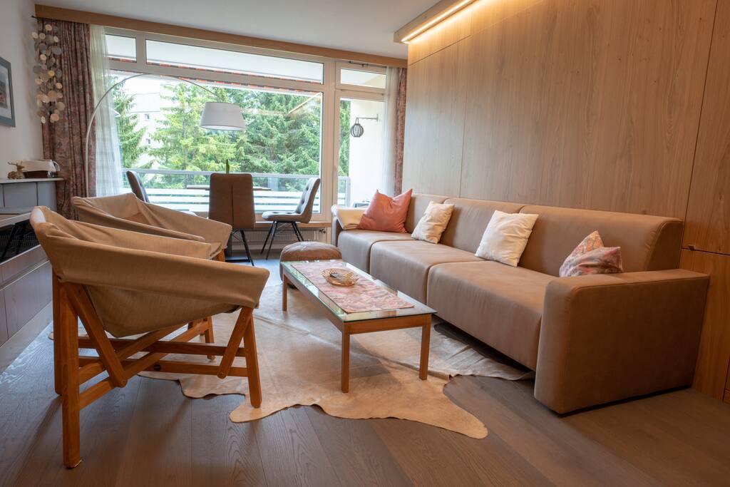 Tagsüber:
Bequemes Sofa mit viel Platz für zwei und mehr Personen.
Mit den beiden Sesseln vom Balkon kann das Sofa zu einer Sitzgruppe ergänzt werden.