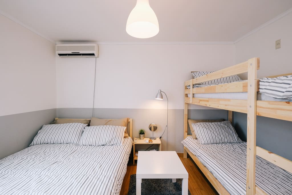 1 Queen bed & 1 Bunk bed (2 singles)