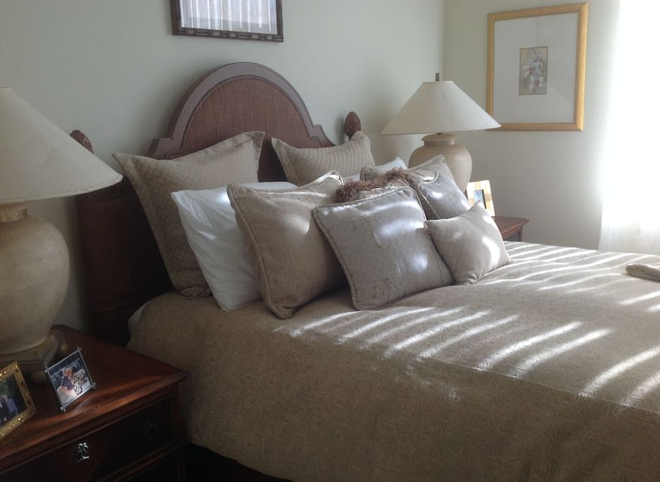 Master Bedroom - Queen