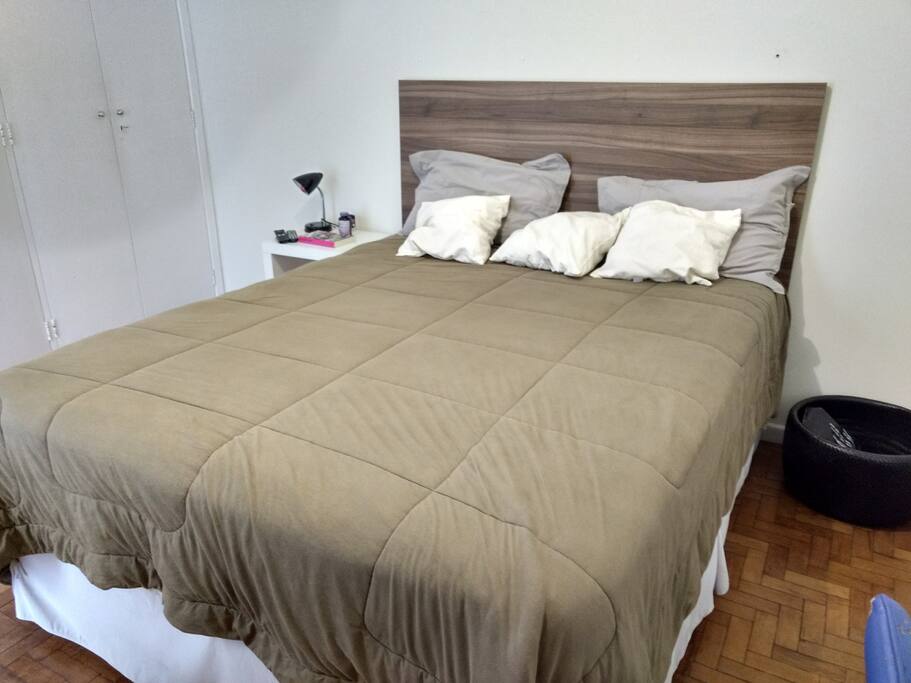 Suite's queen size bed