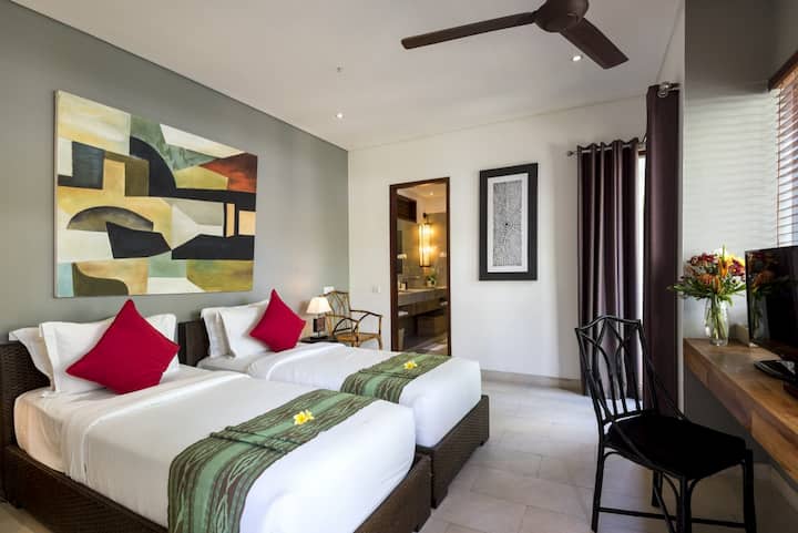 dvojlôžková spálňa s oddelenými posteľami umiestnená v rodinnej izbe so 4 poschodovými lôžkami