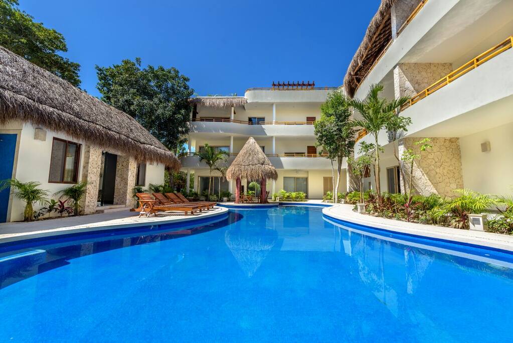 Podrás ejercitarte nadando o simplemente refrescarte en la amplia piscina de agua cristalina / You will be able to exercise or simpy refresh in the wide pool with crystal clear water