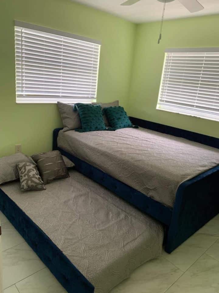 Posteľ veľkosti Queen s oddelenou vysúvacou posteľou 