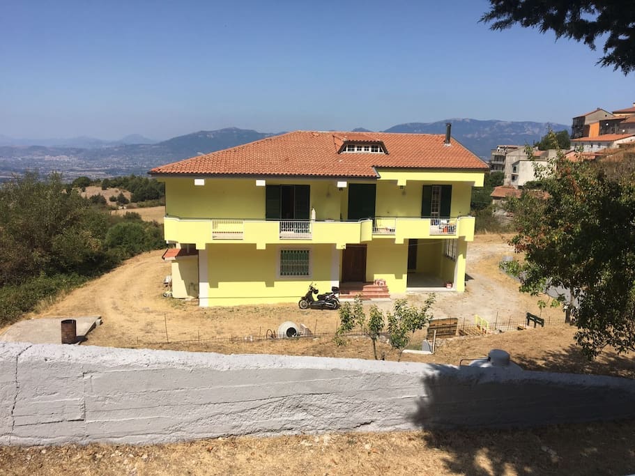 La casa ha stanze ampie, pulizia e cambio biancheria giornaliera!