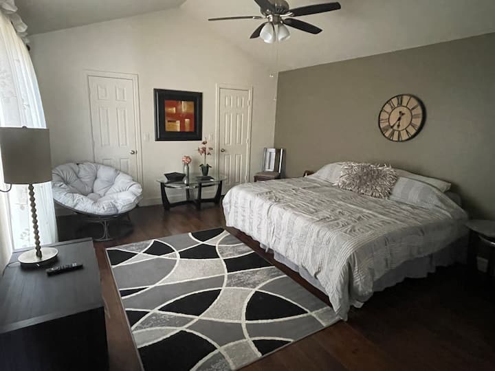 غرفة النوم الرئيسية
سرير بحجم كبير