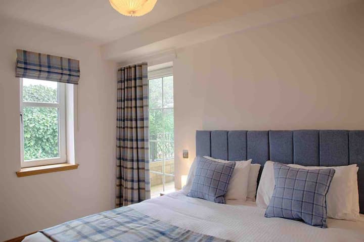 يمكن تكوين غرفة النوم 2
على شكل سرير مزدوج بحجم كينغ أو سريرين فرديين.
خزانة ملابس مزدوجة. 
يمكنك الدخول إلى الشرفة الخاصة الكبيرة.