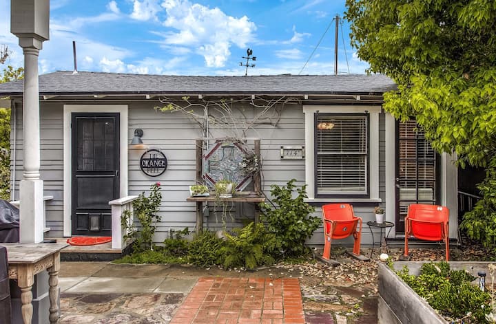 The Orange Peel, a Historic Cottage in Old Town