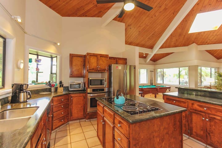 Poipu Resort Home | Sleeps 6 | Walk to Beach | A/C