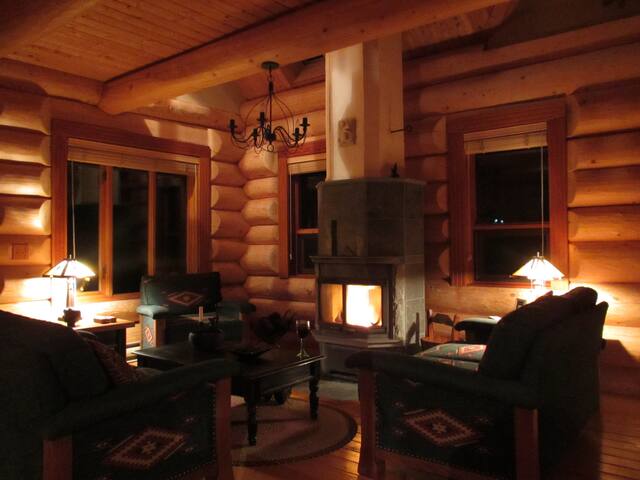 InTheBluff – Galiano Island’s Oceanside Log House gallery image 5