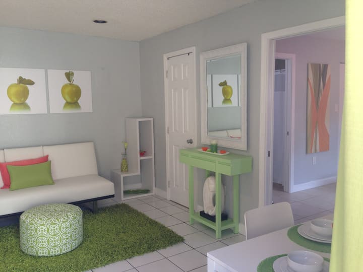 חלל פתוח...סלון עם ספה נפתחת/פינת אוכל/מטבח מאובזר.