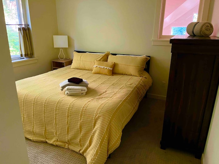 第二间卧室。加大双人床。 大衣柜和衣柜